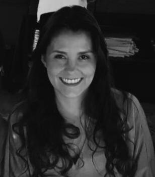 Profesional de la palabra en comunicación oral y escrita con especialización en investigación, redacción y corrección de estilo. Gestora cultural y cofundadora de sintitulo, un proyecto editorial-cultural especializado en publicaciones literarias, académic